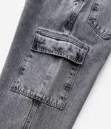 Pantalón de jean de hombre, modelo baggy, color celeste lavado, con bolsillos cargo en los laterales y bolsillos traseros.