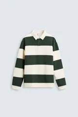 Sudadera tipo polo de manga larga con rayas horizontales anchas en color verde oscuro y crudo. Cuello tipo polo con solapa y cierre frontal de botones ocultos.