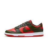 Zapatillas Nike Dunk Low Retro de hombre, color verde oliva y rojo.