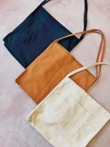 Tote bag de lino con diseño sencillo y bolsillo frontal de gran capacidad.