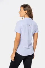 Camisa de lino color salmón, de corte clásico, con cuello camisero, medio abotonada, de manga corta y con dos bolsillos frontales con solapa.