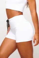 Short deportivo rojo de cintura alta con cordón ajustable.