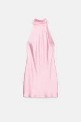 Vestido corto blanco de satén con cuello halter y espalda descubierta.