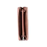 Billetera color rosa de cuero sintético con cierre de cremallera. Tiene un logo triangular plateado con las letras XL en el frente.