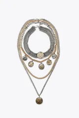 Set de cuatro collares de diferentes largos, con cadenas de eslabones metálicos plateados y dorados. Incluye un choker de eslabones gruesos con medalla central, un collar de eslabones con dijes de medallas labradas, un collar de malla metálica y un collar de eslabones con dije de medalla combinada.