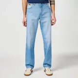 Pantalón de jean celeste de corte recto, con bolsillos delanteros y traseros.