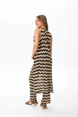 Chaleco largo de hilo con spandex, combinado en tonos negro y dorado, en patrón zig zag.