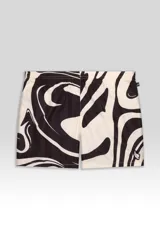 Short de baño con estampado abstracto en blanco y negro, con cintura elástica ajustable, dos bolsillos laterales y uno trasero con cierre, suspensor de malla fina hipoalergénico y protección UV 50.