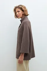 Chaqueta tejida color lacre con bolsillos y cierre frontal, de corte suelto.