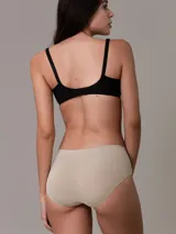 Boyshort color piel de Calvin Klein, sin costuras, con cintura elástica con logo de la marca.