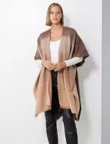 Kimono de tejido suave con efecto degradado en tonos marrones, terminación con flecos.