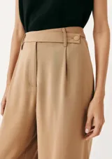 Pantalón negro de vestir, de corte recto y cintura alta.