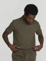 Camiseta tipo polo de manga corta, color azul oscuro, con cuello y tapeta de dos botones.