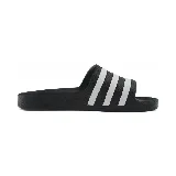Chancletas Adidas Adilette Aqua negras con tres tiras blancas horizontales en la parte superior.