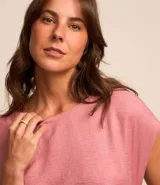 Blusa sin mangas color rosado, confeccionada en crepé con cuello redondo y fruncido lateral.