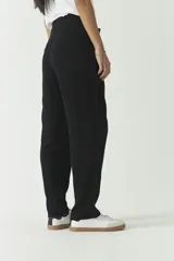 Pantalón negro de viscosa y lino, con bolsillos laterales con cierre.