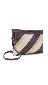 Bolso de mano color borgoña con paneles diagonales en color crema.