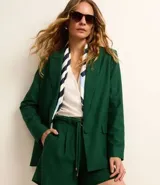 Short de viscosa, lino y poliéster color verde, con cinturón de cuerda doble y hebilla metalizada, trabillas en la cintura y pliegues delanteros.