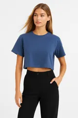 Remera corta azul con cuello redondo y mangas cortas.