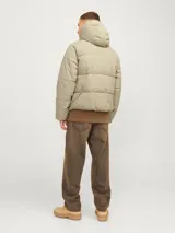 Campera puffer color beige con capucha ajustable, cierre de cremallera, bolsillos frontales y puños acanalados.