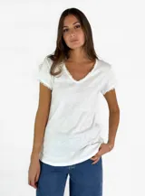 Remera blanca de corte clásico con cuello en V y terminaciones desflecadas.