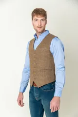 Chaleco de tweed marrón con diseño a cuadros, cierre frontal con botones dorados y dos bolsillos delanteros.