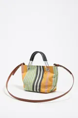 Bolso de mano mini con estructura rígida y diseño a rayas horizontales en tonos amarillo, naranja, verde, gris y negro. Tiene asa de mano negra, asa de hombro de cuero marrón regulable, etiqueta con logo Bimba y Lola, acabados metálicos y cierre magnético. Incluye bolsillo interior.