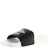 Chancletas negras con base blanca y logo de Umbro en la tira.