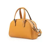 Cartera tipo baúl color camel, marca Extra Large. Confeccionada en símil cuero graneado, con acceso superior con cierre y herrajes plateados. Tiene doble asa corta y correa larga regulable y desmontable. Cuenta con un bolsillo externo con cierre y dos bolsillos internos, uno con cierre y otro abierto.