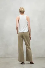 Musculosa negra sin mangas confeccionada en lino.