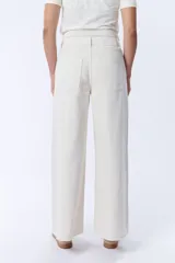 Pantalón de jean de tiro alto, color crudo, con corte palazzo y pierna ancha.