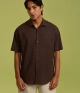 Camisa relaxed de manga corta para hombre, confeccionada en cáñamo y algodón. Tiene cuello inglés, abotonado delantero, bolsillo en el pecho y etiqueta de la marca.