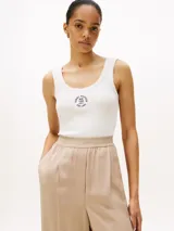 Musculosa Tommy Hilfiger blanca de algodón con logo estampado en el pecho.