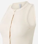 Musculosa negra de algodón con textura acanalada y botones frontales.