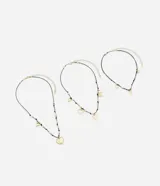 Set de tres collares de hilo encerado negro con dijes de corazones dorados de diferentes estilos.