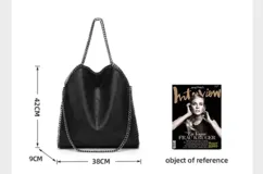 Bolso tote negro con textura arrugada y detalles de cadena plateada en las asas y los bordes.