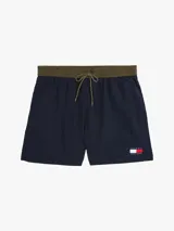 Short de baño azul marino de corte slim, con cintura elástica ajustable con cordón, bolsillos laterales y trasero. Logo de Tommy Hilfiger en la parte inferior.
