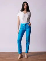 Pantalón slim de gabardina elastizada color turquesa, marca Tahari. Con pretina con pasadores, cierre y broche interno. Delantera y trasera con bolsillos.