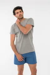 Short de baño azul con estampado de hojas de palmera en tonos azules, blancos y rosados.