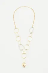 Collar dorado con cadena de eslabones y dijes de círculos, rectángulos y corazones.