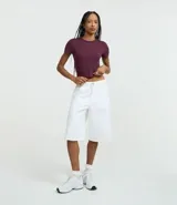 Blusa cropped de manga corta, cuello redondo, color marrón oscuro, confeccionada en tejido Rib.