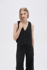 Chaleco negro con escote en V y cierre con botones.