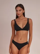Soutien halter blanco de algodón con breteles finos y detalle de puntilla en escote y breteles.