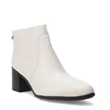 Bota de mujer Bottero de caña baja, color marfil, con taco bajo y grueso. Tiene punta redonda y cierre lateral.