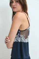 Conjunto de pijama de dos piezas color azul marino, compuesto por un top tipo camisola con tirantes finos y encaje blanco en el escote, y un short a juego.