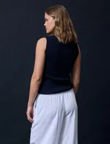 Musculosa color beige en tejido acanalado, marca Tahari, con cuello a la base y sin mangas.