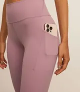 Calza legging deportiva color verde agua, de microfibra, con cintura ancha y bolsillos laterales.