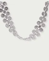 Collar plateado con eslabones formados por flores y cuadrados calados.