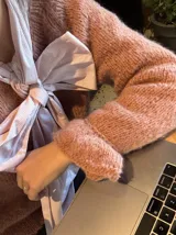 Buzo tejido a mano en Uruguay, color marrón, de mohair, poliamida y acrílico.