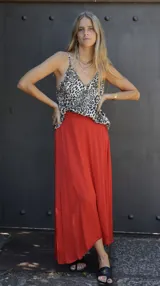 Top de seda con estampado animal print y breteles finos.